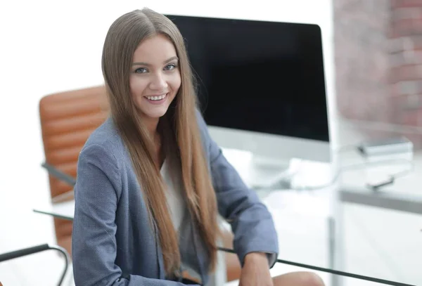 Werknemer van de vrouwelijke vestiging zit aan een bureau — Stockfoto