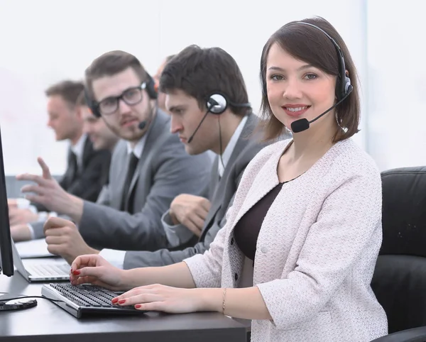 Representante de atendimento ao cliente feminino e colegas no call center — Fotografia de Stock