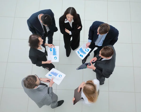 Vista dall'alto. team di lavoro con grafici finanziari — Foto Stock