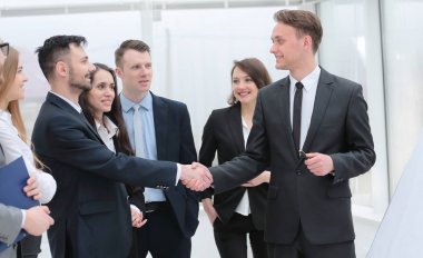 karşılıklı iş ortakları iş takım görünüyor