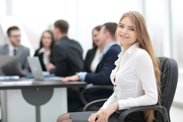 Portret van jonge vrouwelijke kantoormedewerker — Stockfoto