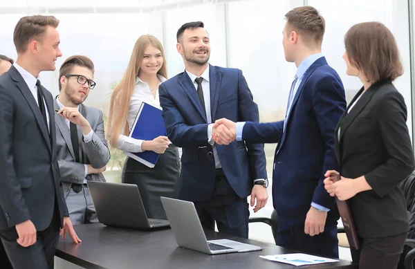 Representatives of the two business teams greet each other — Stock Photo, Image