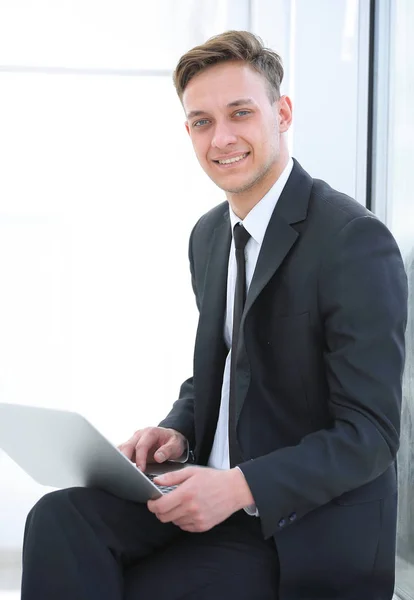 Retrato de jovem empresário com laptop — Fotografia de Stock