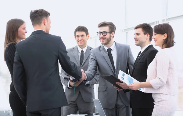 Handshake of business partners before the financial transaction — Stock Photo, Image