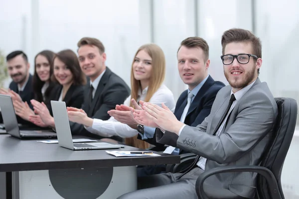 Business-team som applåderar högtalaren på verkstad — Stockfoto