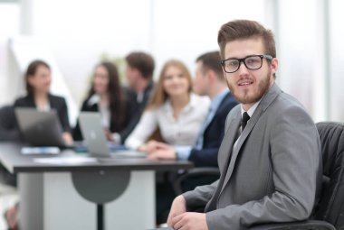 ofiste başarılı işadamı portresi