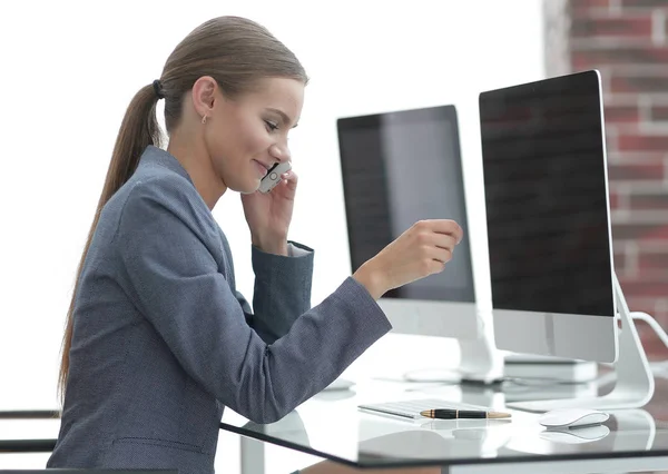 Zakenvrouw praten op de smartphone — Stockfoto