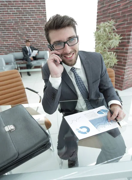 Biznesmen rozmowy na smartphone przy biurku — Zdjęcie stockowe