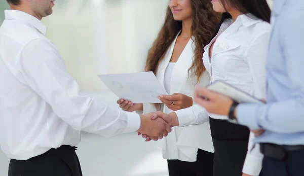 Mulheres de negócios handshake e parceiro de negócios — Fotografia de Stock