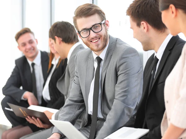 Empregado com colegas antes do briefing — Fotografia de Stock