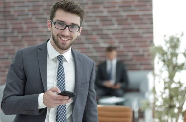 işadamı ile arka plan bulanık Office smartphone