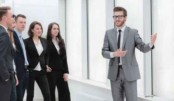 Empresário realiza treinamento com equipe de negócios — Fotografia de Stock