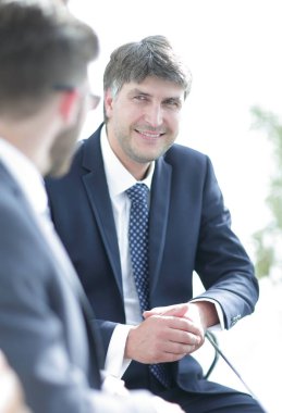 Bir meslektaşım konuşurken bir üst düzey yönetici Close-Up.