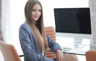 bir masada oturan kadın ofis çalışanı