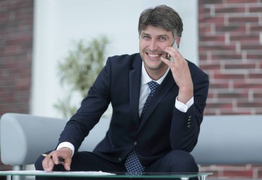 Akıllı telefonlu başarılı bir iş adamının portresi.