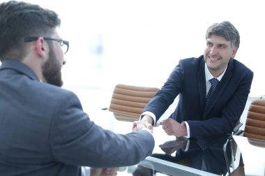 Finans ortakları arasında el sıkışın