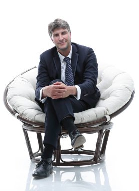 Yorgun işadamı dinlenme, yumuşak bir sandalyede oturuyor.