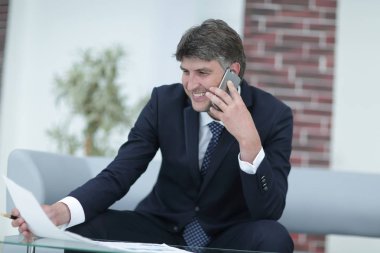 Bulanık ofis geçmişi olan bir iş adamı