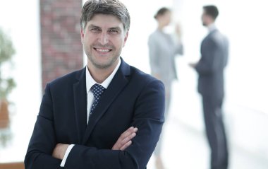 Ofis geçmişinde kendinden emin iş adamının portresi