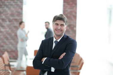 Ofis geçmişinde kendinden emin iş adamının portresi