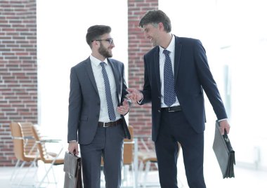 Bina ve konuşmayı ofisinde yürürken iş ortakları