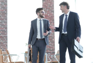 Bina ve konuşmayı ofisinde yürürken iş ortakları