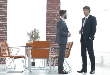 İki şirket yöneticileri iş ofiste söz.