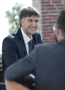 İki işadamları içinde boardroom konuşuyor.