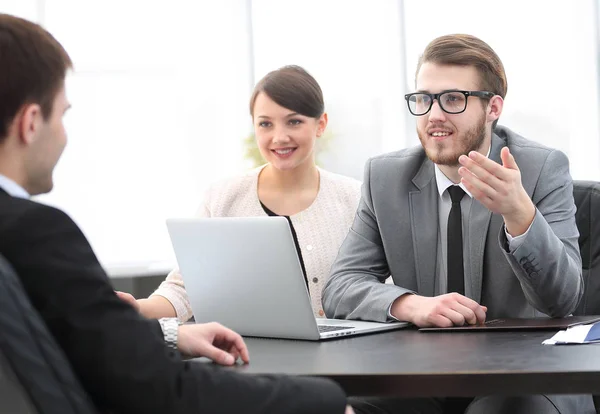 Anställda kommunicera med kunden på kontoret — Stockfoto