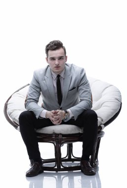 yorgun işadamı Rattan yapılmış yuvarlak bir sandalyede oturuyor