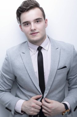 genç bir adam bir takım elbise içinde closeup.