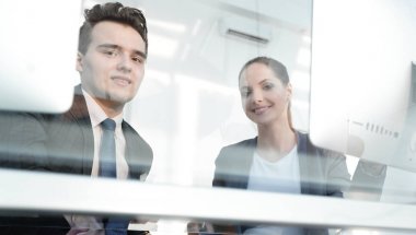 modern bir ofis pencerenin arkasında çalışanlar