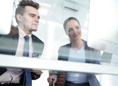 Camın arkasından. İşyerinde meslektaşları