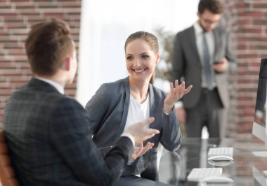 aktif genç kadın çalışanın ofis