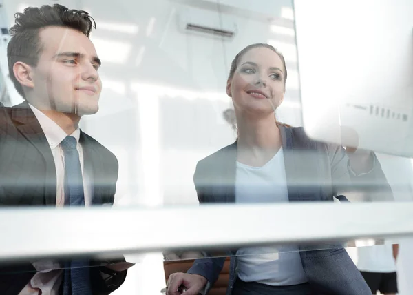 Business concept.colleagues olhando para tela do computador — Fotografia de Stock