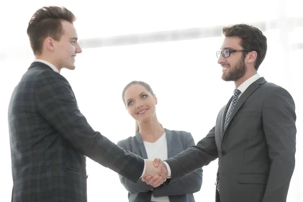 Zuverlässiger Händedruck der Geschäftsleute — Stockfoto