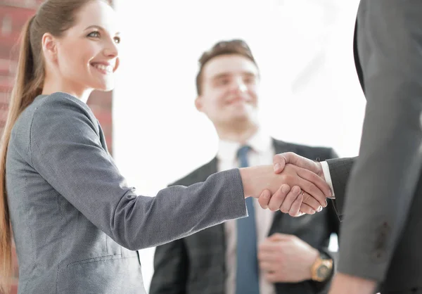 Geschäftskonzept. Handshake Manager und Kunde — Stockfoto