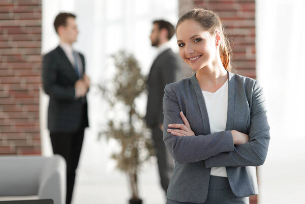 женщина дизайнер в офисе
.