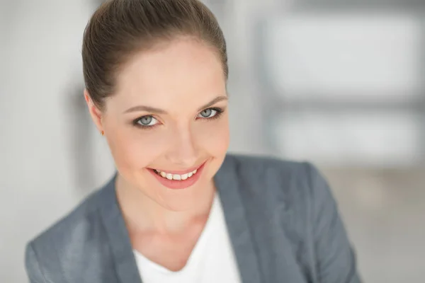 Portret van een succesvolle vrouw. Close-up. — Stockfoto