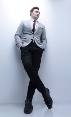 genç bir adam bir takım elbise içinde closeup.