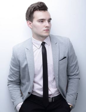 genç bir adam bir takım elbise içinde closeup.