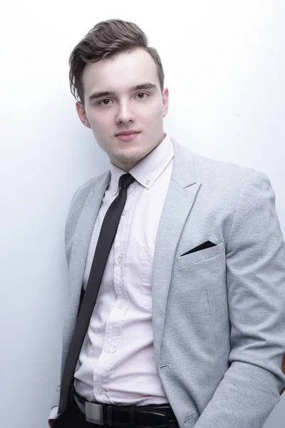 Primo piano di un giovane in giacca e cravatta . — Foto Stock
