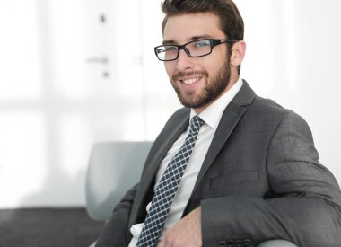 closeup.confident işadamı bir sandalyede oturuyor