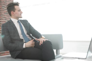 Office koltukta oturan başarılı iş adamı