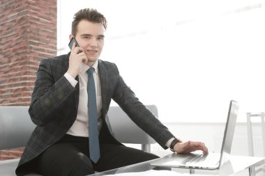 yaratıcı ofisinde çalışan iş adamı