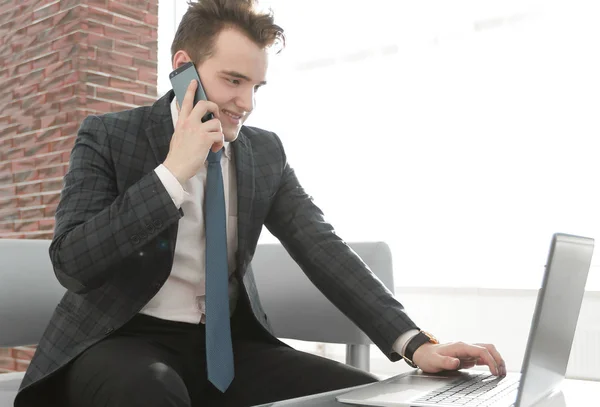 Hombre de negocios que trabaja en oficina creativa — Foto de Stock