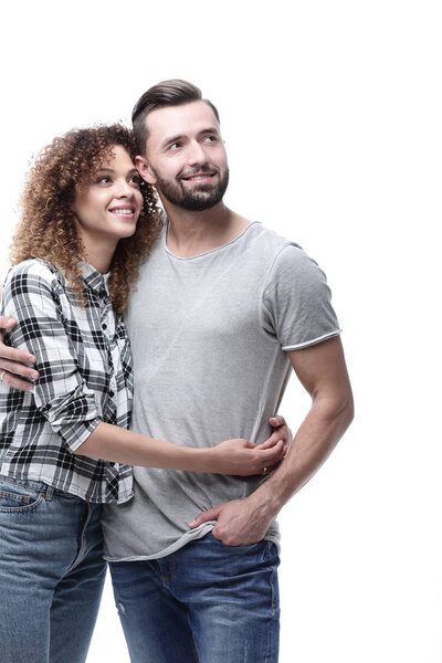 портрет улыбающейся молодой пары.