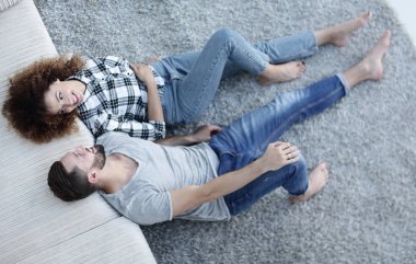 gülümseyen iki yeni bir daire içinde bir halı üzerinde yalan