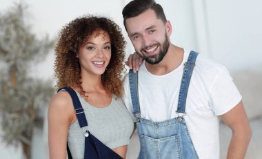 güzel genç çift ayakta yeni bir daire içinde. Fotoğraf olan bir