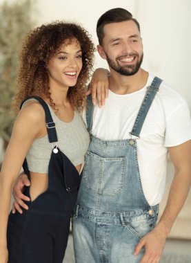 güzel genç çift ayakta yeni bir daire içinde. Fotoğraf olan bir